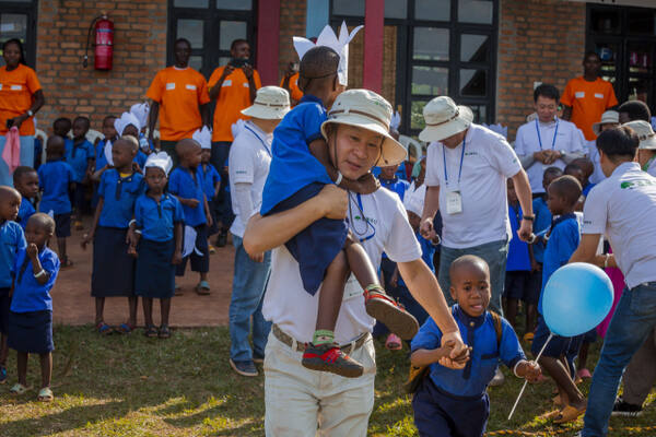 지난해 정웅기 명예회장이 르완다 해외아동과 운동회에 참여하고 있다. 초록우산 경기지역본부 제공