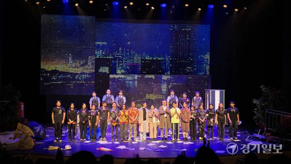 지난 29일 막을 내린 연극 ‘굿모닝 홍콩’의 배우들이 커튼콜에서 관객에게 인사하고 있다. 이나경기자