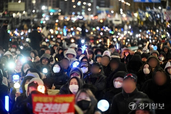 지난해 12월7일 오후 국회의사당 앞에서 윤석열 전 대통령 탄핵 촉구 집회가 열리고 있던 모습이다. 경기일보 DB