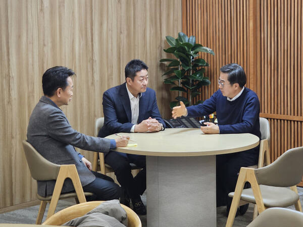 지난해 12월4일 김동연 경기도지사와 김진경 경기도의회 의장, 고영인 경제부지사가 윤석열 대통령 비상계엄령 사태에 대한 의견을 나누고 있다. 김경희기자