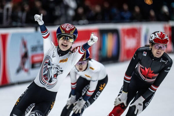 성남시청의 김길리(왼쪽)가 ‘2025-2026 국제빙상경기연맹(ISU) 쇼트트랙 월드투어 4차대회’ 여자 1천500m 결승에서 우승을 차지한 뒤 세리머니를 하고 있다. ISU 제공