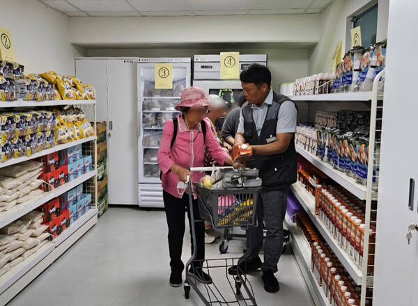 광명시 직원이 '그냥드림' 시범사업장으로 선정된 광명푸드뱅크마켓센터에서 취약계층에게 식품을 지원하고 있다. 광명시 제공