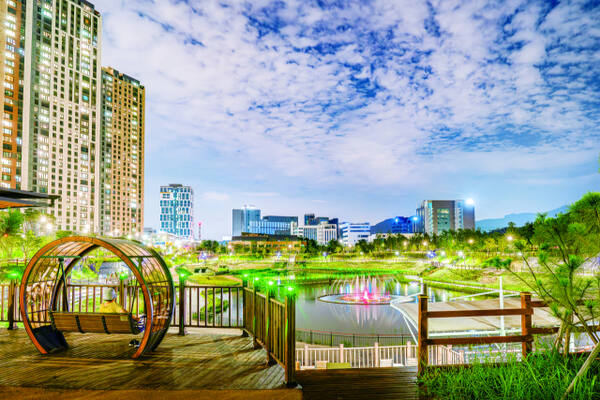 야간 조명과 수변 경관이 어우러진 야경 명소 ‘새빛공원’ 전경. 광명시 제공