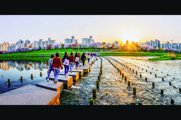 정원문화 중심지이자 도심 속 시민들의 휴식처인 ‘안양천’의 모습. 광명시 제공
