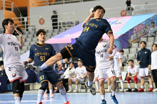 인천도시공사가 ‘속공 핸드볼’을 앞세워 리그 2위로 초반 돌풍을 일으키고 있다. 핸드볼연맹 제공