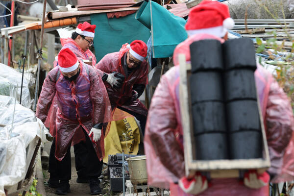 경륜경정총괄본부 임직원들이 산타 모자를 쓰고 지역 취약계층을 위한 연탄 나눔 봉사를 펼치고 있다. 경륜경정총괄본부 제공