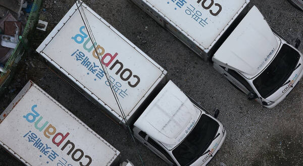 1일 서울 시내 한 쿠팡 물류센터 인근에 차량이 주차돼 있다. 연합뉴스