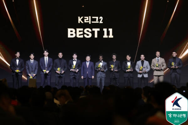 1일 오후 3시께 열린 ‘하나은행 K리그 2025 대상 시상식’에서 K리그2 베스트 일레븐에 오른 선수들이 기념 사진을 찍고 있다. 한국프로축구연맹 제공.