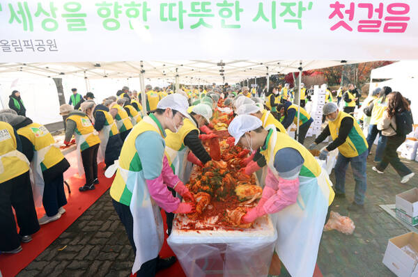수원시청 앞 올림픽공원에서 신천지 요한지파 성도들이 김장을 하고 있다.신천지 요한지파 제공