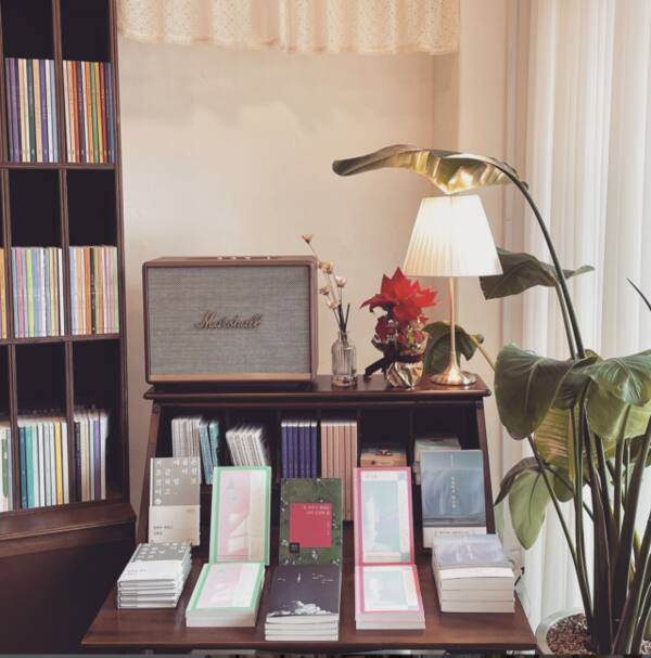 소하서점은 ‘삶을 천천히 바라보는 책’을 소개하기 위해 노력한다. 서점 제공