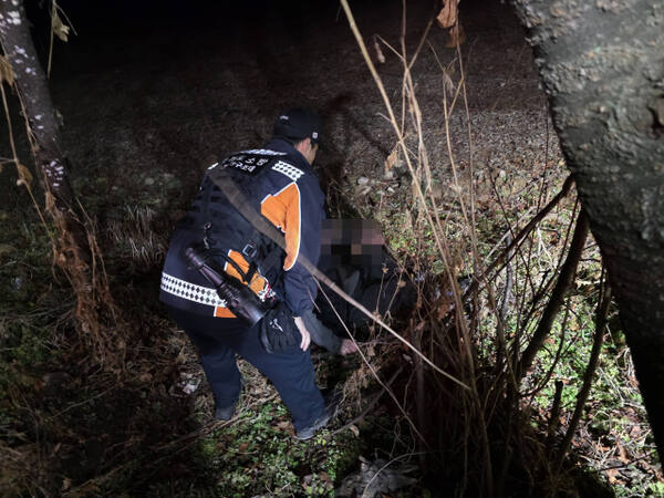 포천소방서 구조대가 야간수색을 통해 실종된 70대를 구조하고 있다. 포천소방서 제공