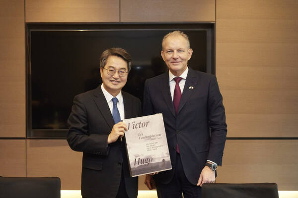 김동연 경기도지사가 2일 서울 여의도 페어몬트 호텔 회의실에서 프랑스에 본사를 둔 세계적 산업용 가스 기업 에어 리퀴드(Air Liquide)사의 프랑수아 자코(François Jackow) 회장(CEO)과 경기도 투자 확대 방안에 대해 논의하고 기념촬영을 하고 있다. 경기도 제공