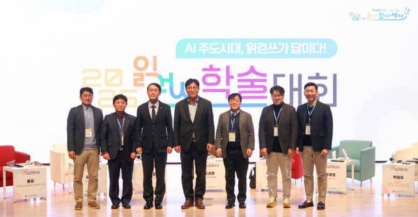 도성훈 인천시교육감과 조병영 한양대학교 교수, 이찬규 중앙대학교 부총장 등이 ‘2025 읽기·걷기·쓰기(읽걷쓰) 학술대회’ 패널 토론을 마치고 기념 촬영을 하고 있다. 인천시교육청 제공