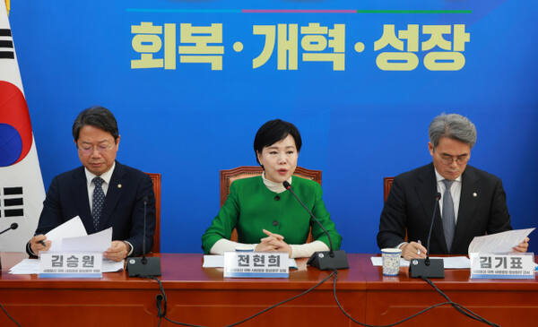 더불어민주당 '사법불신 극복 및 사법행정 정상화 태스크포스(TF)' 단장인 전현희 의원이 2일 서울 여의도 국회에서 열린 사법행정 개혁안 보고회에서 발언하고 있다. 연합뉴스