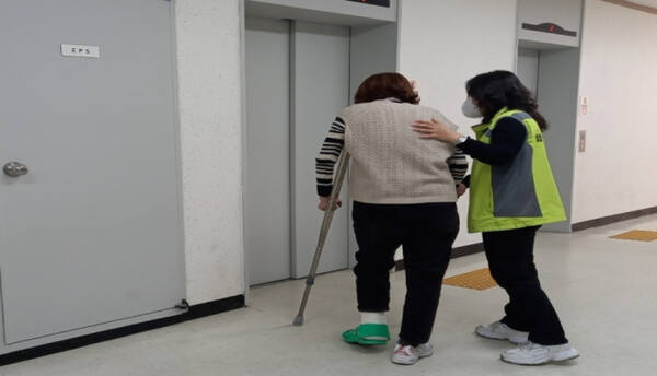 경기도 병원 안심동행서비스 동행 인력이 거동이 불편한 1인가구 어르신을 병원 내 진료 구역으로 안내하고 있다. 경기도 제공