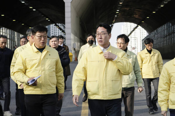 정명근 화성특례시장(오른쪽)이 2일 동탄숲생태터널에서 관계자들에게 조치사항을 지시하고 있다. 화성특례시 제공