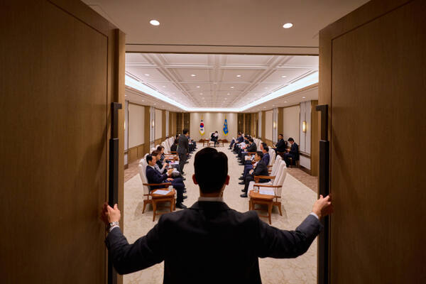 대통령실은 이재명 대통령이 1일 용산 대통령실 대접견실에서 수석 및 비서관 등과 티타임을 갖는 모습을 2일 SNS에 공개했다. 연합뉴스