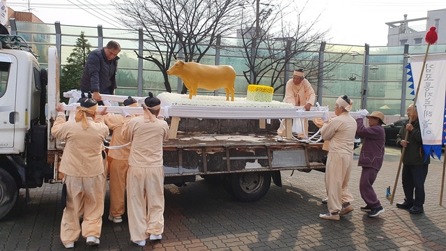 愛妓峰には、1996年の洪水で北朝鮮から流された「平和の牛」が祀られている。