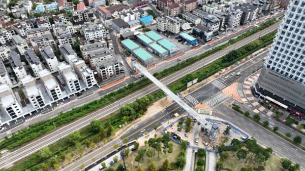 파주시가 마을안길 보도 정비는 물론 철도로 단절된 마을을 잇는 보도육교 설치 등 생활밀착형 도로정비로 보행자 안전확보와 환경개선에 나섰다. 사진은 파주시 운정호수공원과 야당동을 잇는 보도육교 전경. 파주시 제공