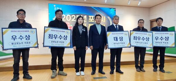 최근 포천시 농업기술센터 회의실에서 열린 ‘포천사과 품평회 시상식’에서 백영현 시장과 손세화 시의원이 포천사과 품평회 수상 농가들과 기념촬영을 하고 있다. 포천시 제공