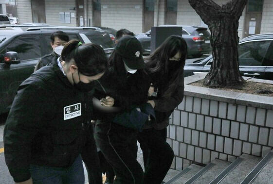 아동학대살해 혐의로 구속영장이 청구된 친모(25)와 계부 B씨(33)가 구속 전 피의자 심문을 위해 지난달 27일 오전 의정부지방법원에서 법정으로 이동하고 있다. 연합뉴스