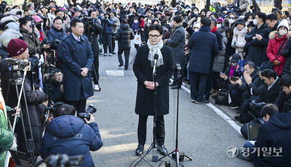 한동훈 국민의힘 전 대표가 3일 오후 국회의사당 경내에서 비상계엄 1주년 기자회견을 열고 계엄에 대해 사과하고 있다. 홍기웅기자