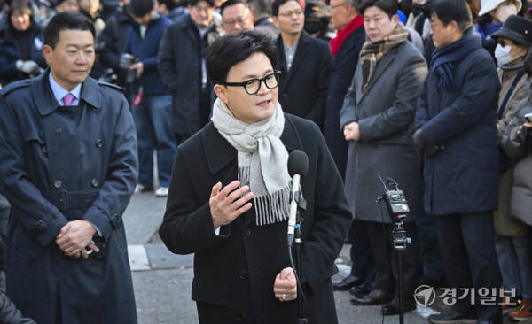 한동훈 국민의힘 전 대표가 3일 오후 국회의사당 경내에서 비상계엄 1주년 기자회견을 열고 계엄에 대해 사과하고 있다. 홍기웅기자