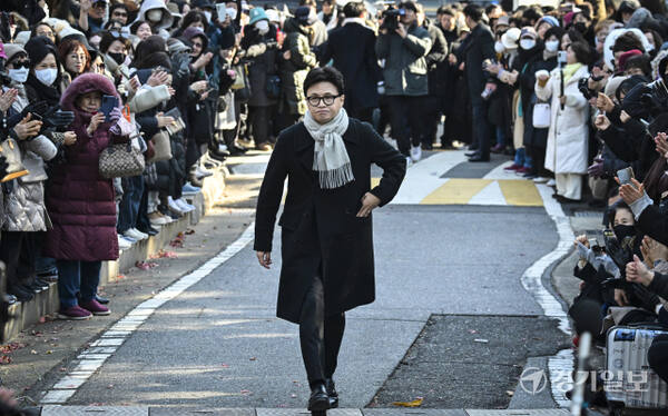 한동훈 국민의힘 전 대표가 3일 오후 국회의사당 경내에서 비상계엄 1주년 기자회견을 열고 계엄에 대해 사과하고 있다. 홍기웅기자