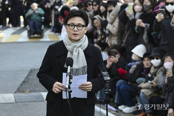 한동훈 국민의힘 전 대표가 3일 오후 국회의사당 경내에서 비상계엄 1주년 기자회견을 열고 계엄에 대해 사과하고 있다. 홍기웅기자
