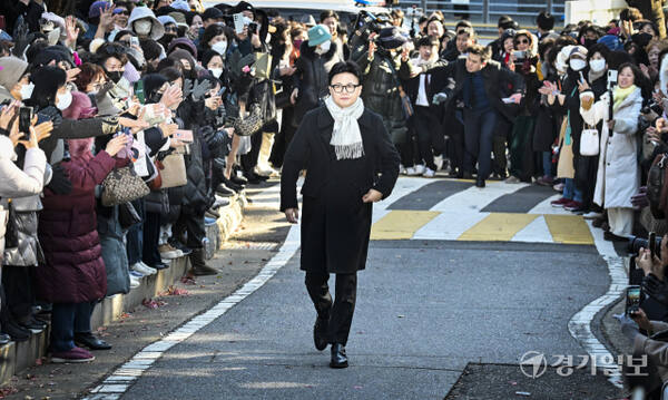 한동훈 국민의힘 전 대표가 3일 오후 국회의사당 경내에서 비상계엄 1주년 기자회견을 열고 계엄에 대해 사과하고 있다. 홍기웅기자