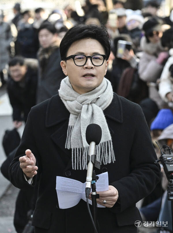한동훈 국민의힘 전 대표가 3일 오후 국회의사당 경내에서 비상계엄 1주년 기자회견을 열고 계엄에 대해 사과하고 있다. 홍기웅기자