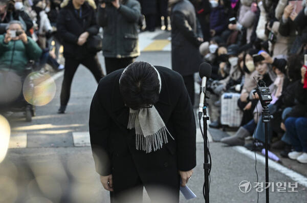 한동훈 국민의힘 전 대표가 3일 오후 국회의사당 경내에서 비상계엄 1주년 기자회견을 열고 계엄에 대해 사과하고 있다. 홍기웅기자