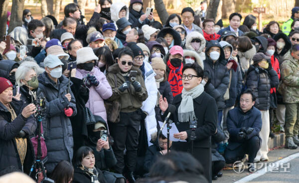한동훈 국민의힘 전 대표가 3일 오후 국회에서 비상계엄 1주년 기자회견을 열고 지지자들에게 발언하고 있다. 윤원규기자