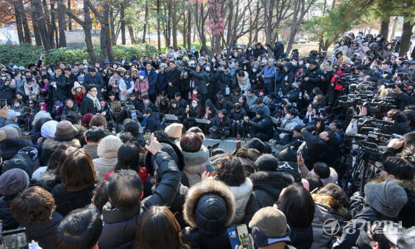 한동훈 국민의힘 전 대표가 3일 오후 국회에서 비상계엄 1주년 기자회견을 열고 지지자들에게 인사하고 있다. 윤원규기자