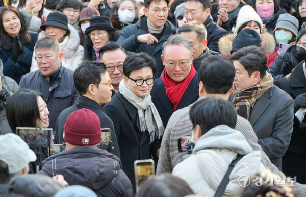 한동훈 국민의힘 전 대표가 3일 오후 국회에서 비상계엄 1주년 기자회견을 열고 지지자들에게 인사하고 있다. 윤원규기자