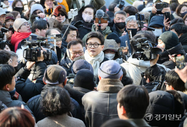 한동훈 국민의힘 전 대표가 3일 오후 국회에서 비상계엄 1주년 기자회견을 열고 지지자들에게 인사하고 있다. 윤원규기자