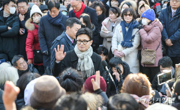 한동훈 국민의힘 전 대표가 3일 오후 국회에서 비상계엄 1주년 기자회견을 열고 지지자들에게 인사하고 있다. 윤원규기자