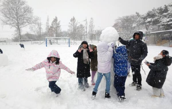 3일 오전 인천 옹진군 백령도 북포초등학교 학생들이 선생님과 눈사람을 만들고 있다. 독자 제공