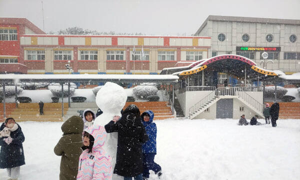 3일 오전 인천 옹진군 백령도 북포초등학교 학생들이 선생님과 눈사람을 만들고 있다. 독자 제공