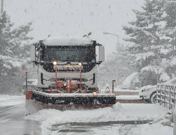 3일 오전 인천 옹진군 백령도에서 제설 차량이 도로에 쌓인 눈을 치우고 있다. 독자 제공