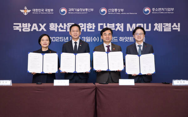 (왼쪽부터) 한성숙 중소벤처기업부 장관, 배경훈 부총리 겸 과학기술정보통신부 장관, 안규백 국방부 장관, 김정관 산업통상부 장관이 3일 오전 서울 용산구 그랜드하얏트호텔에서 열린 ‘국방·산업 인공지능 전환(AX) 확산을 위한 업무협약식’에 참석해 기념촬영을 하고 있다. 과학기술정보통신부 제공