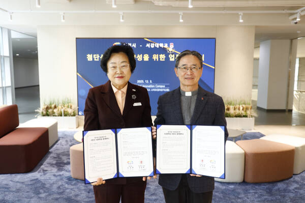 3일 김경희 시장(좌측)과 심종혁 서강대학교 총장(우측)이 판교디지털 혁신캠퍼스에서 반도체 및 첨단산업 전문인재 양성을 위한 업무협약을 체결을 실시하고 있다. 이천시 제공.