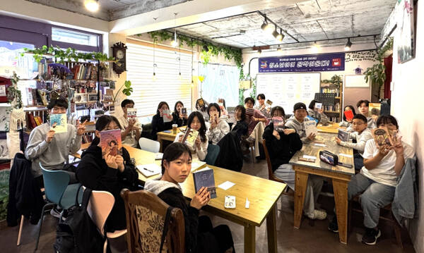 최근 광주시지속가능발전협의회가 지역 내 독립서점과 함께한 청소년 문학 프로그램에서 참가 청소년들이 엽편문학 창작 활동에 집중하고 있다. 광주시지속가능발전협의회 제공