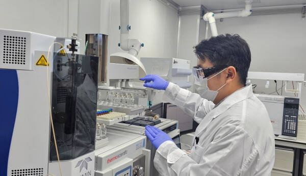 한강유역환경청 측정분석과 연구원이 유기화학물질 분석을 준비하고 있다. 한강유역환경청 제공