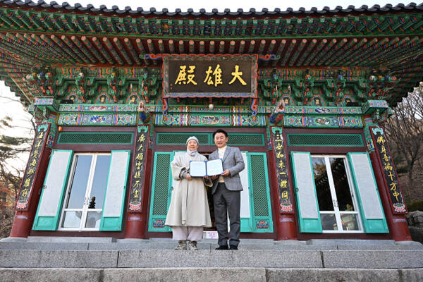 김동근 시장이 지난 2일 회룡사에서 태조 어진 임시 봉안처 조성·관리에 관한 업무협약을 체결한 뒤 함께 기념촬영을 하고 있다. 의정부시 제공