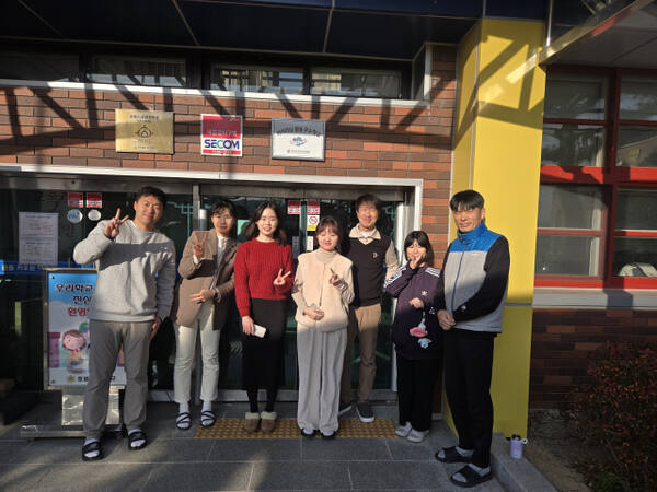 지난 2일 이천 호법초가 하이러닝 활용 우수학교 선정돼 인증 현판식을 가지고 있다. 호법초 제공