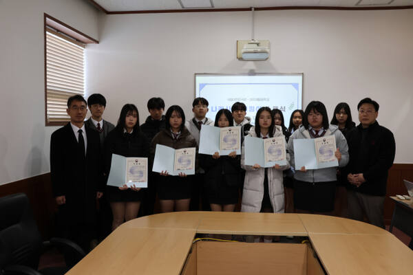 3일 국립이천호국원이 여주제일중 학생들에게 나라사랑지킴이 수료증 수여해 기념 촬영을 하고 있다. 국립이천호국원 제공