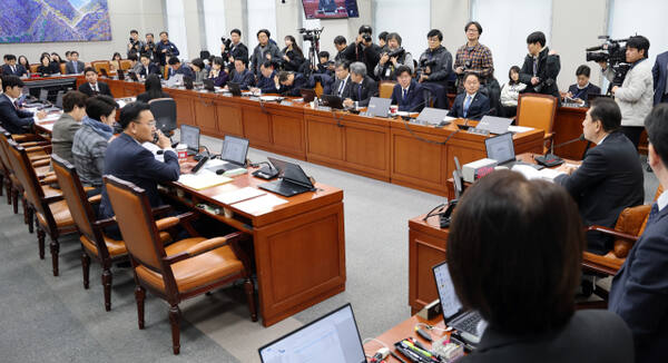 김병기 국회 운영위원장이 3일 서울 여의도 국회에서 열린 운영위원회 전체 회의를 주재하고 있다. 연합뉴스