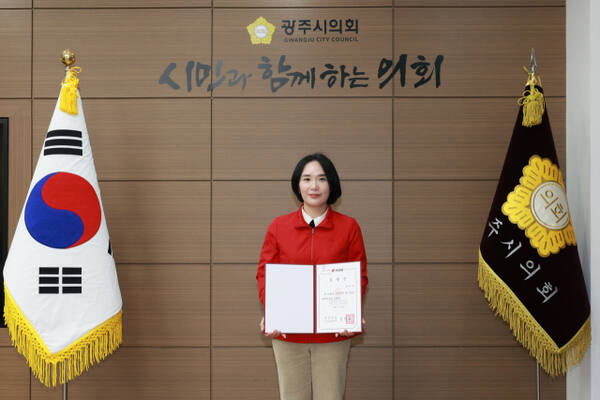 2025년에 이어 2026년 도당 대변인에 임명된 최서윤 의원이 임명장을 들고 기념 촬영을 하고 있다. 최서윤 의원 제공