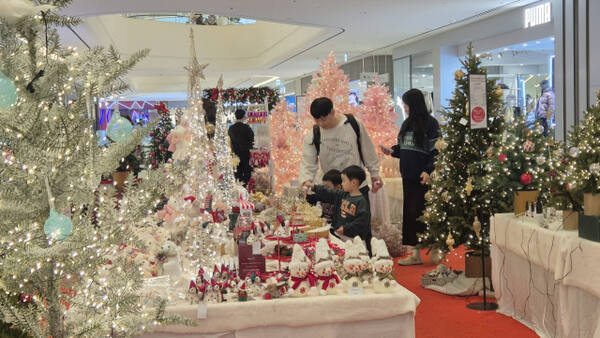 3일 스타필드 수원에 마련된 크리스마스 장식품 판매점에서 시민들이 물건을 구경하고 있다. 금유진기자
